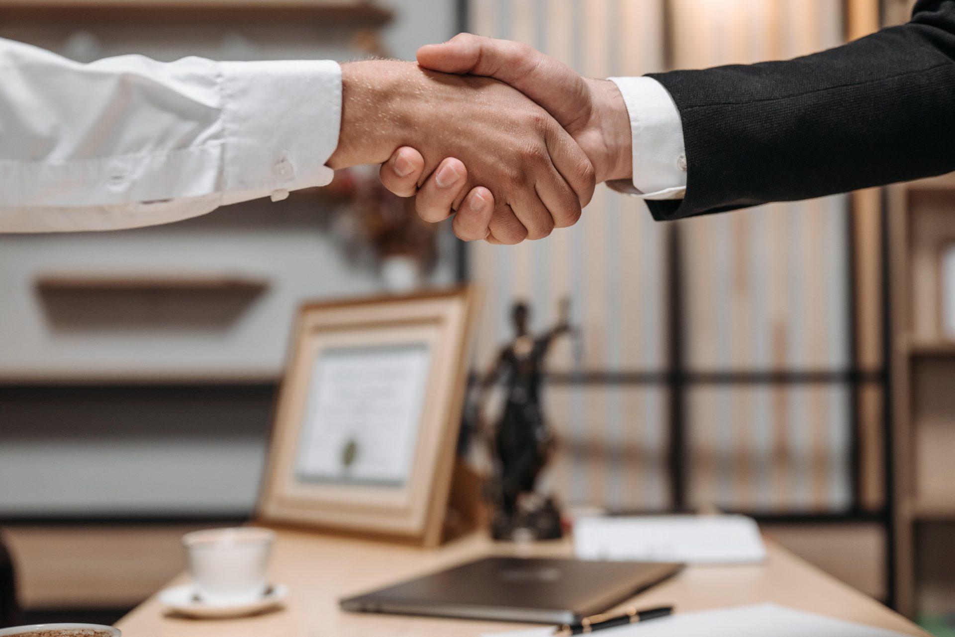 El Poder del Asesoramiento Legal: Cómo un Abogado Mercantil Impulsa el Éxito Empresarial